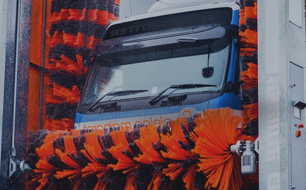 Camion en train de passer dans un portique de lavage ID WASH