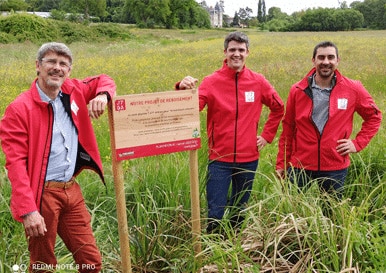 Equipe JYGA en train de planter des arbres pour compenser l'empreinte carbone de la société